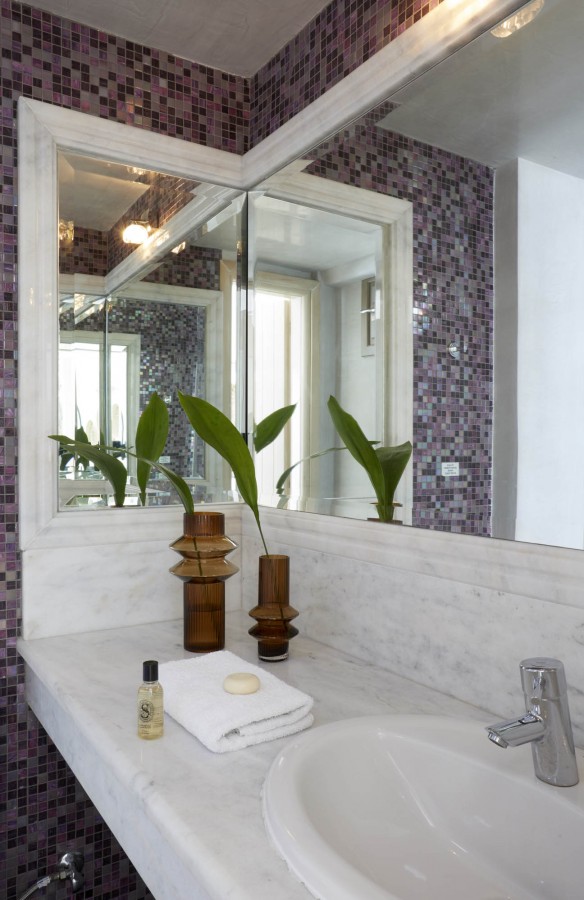 petit maison bathroom