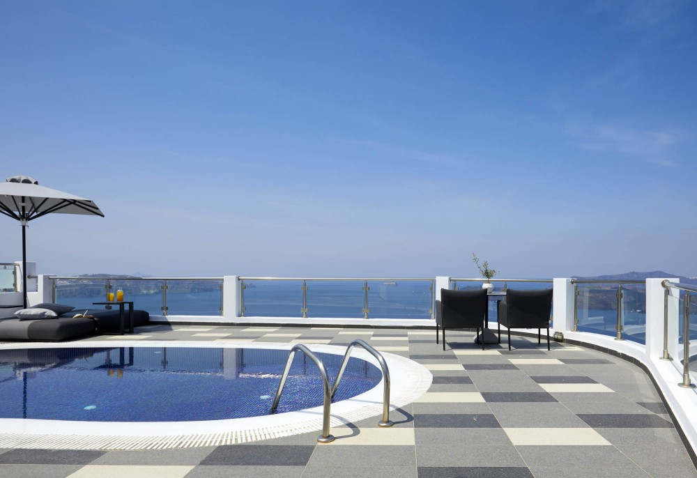 petit maison swimming pool