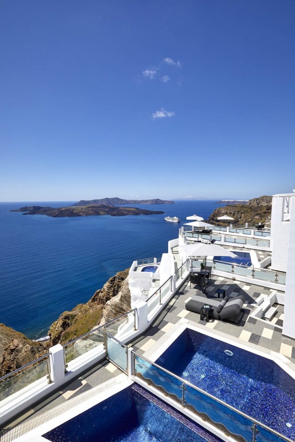 petit maison swimming pool from above