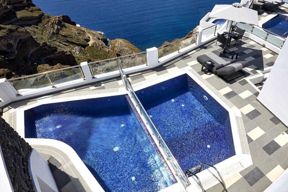 petit maison swimming pool from above