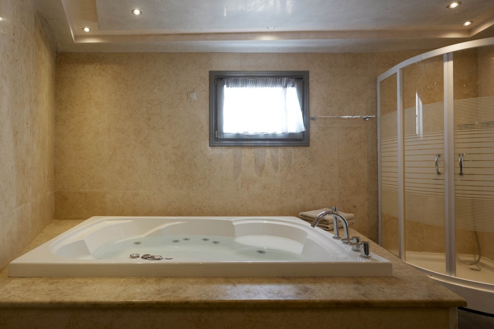 petit maison bathroom