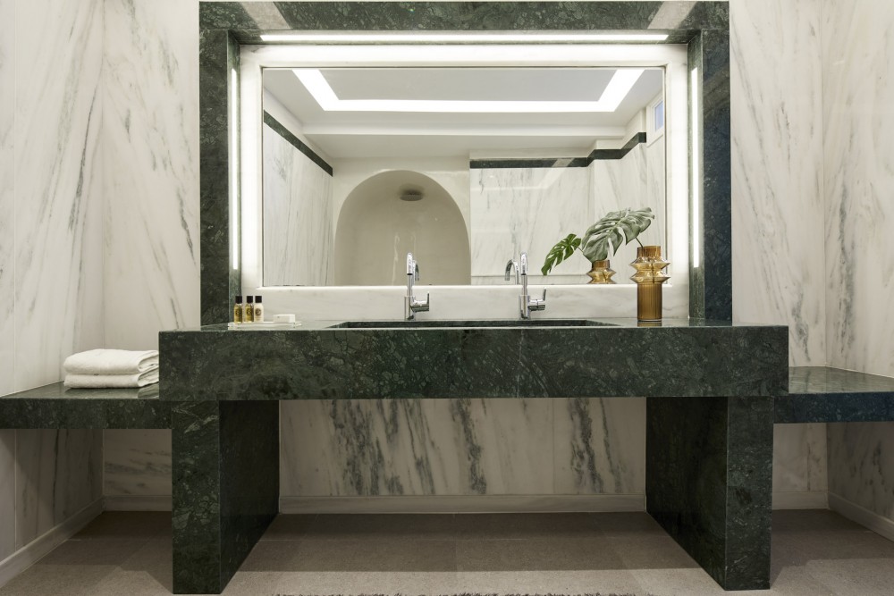 deluxe suite bathroom