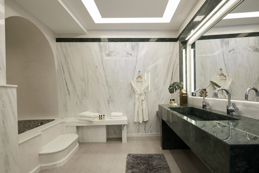 deluxe suite bathroom
