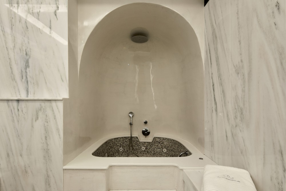 deluxe suite bathroom