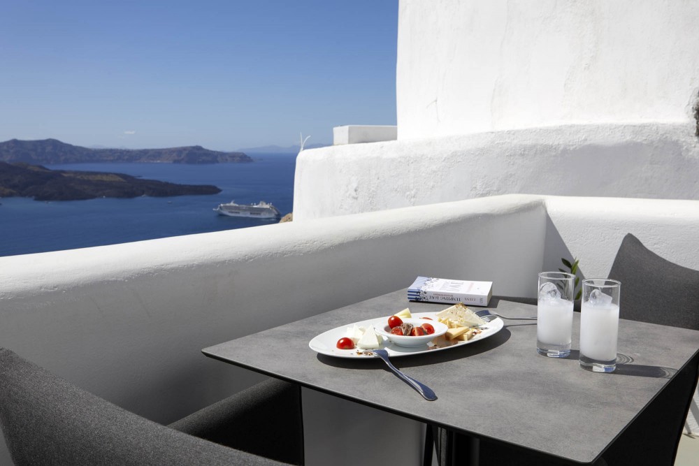 grand suite balcony table