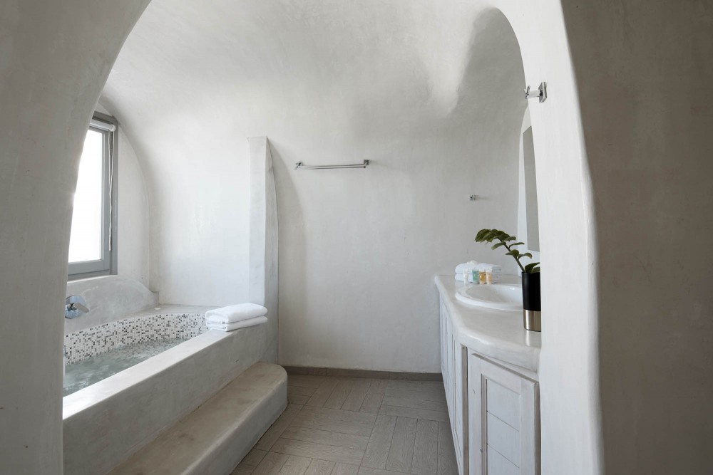 honeymoon suite bathroom