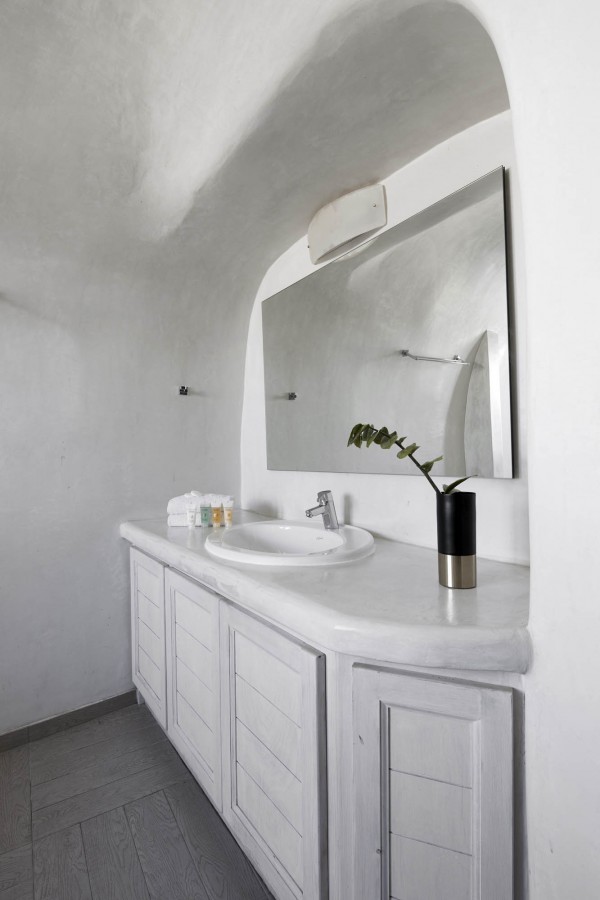 honeymoon suite bathroom mirror