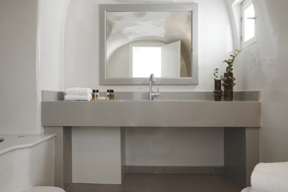 petit suite bathroom sink