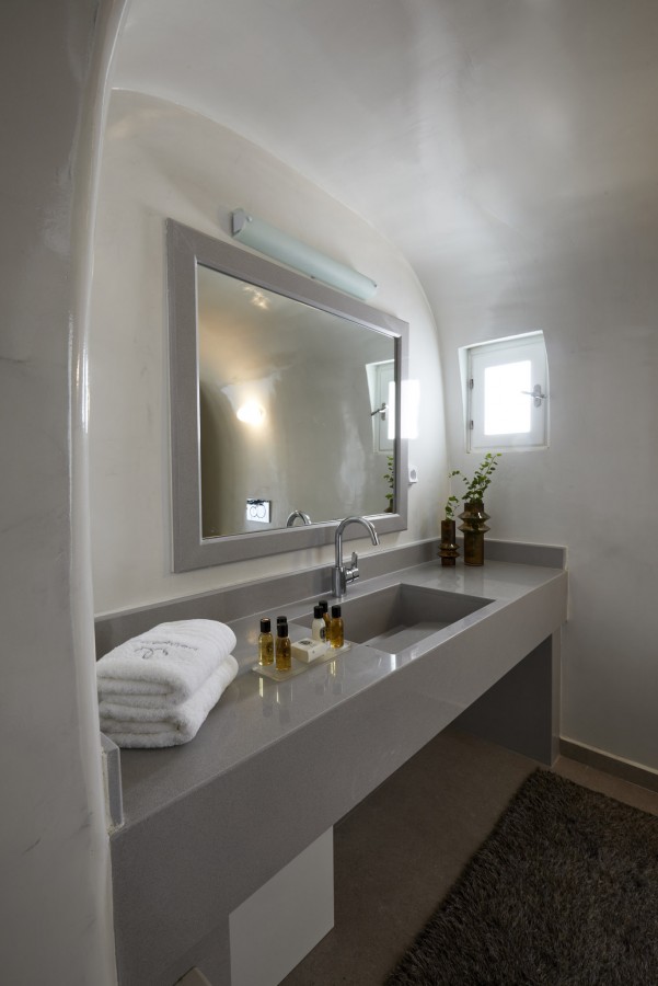 petit suite bathroom mirror