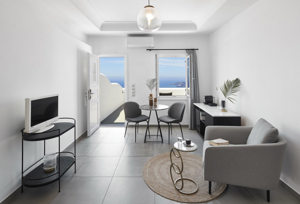 petit suite with outdoor jacuzzi living room