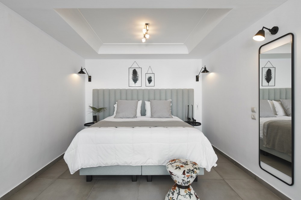 petit suite with outdoor jacuzzi bedroom
