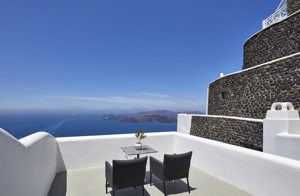 petit suite with outdoor jacuzzi balcony view