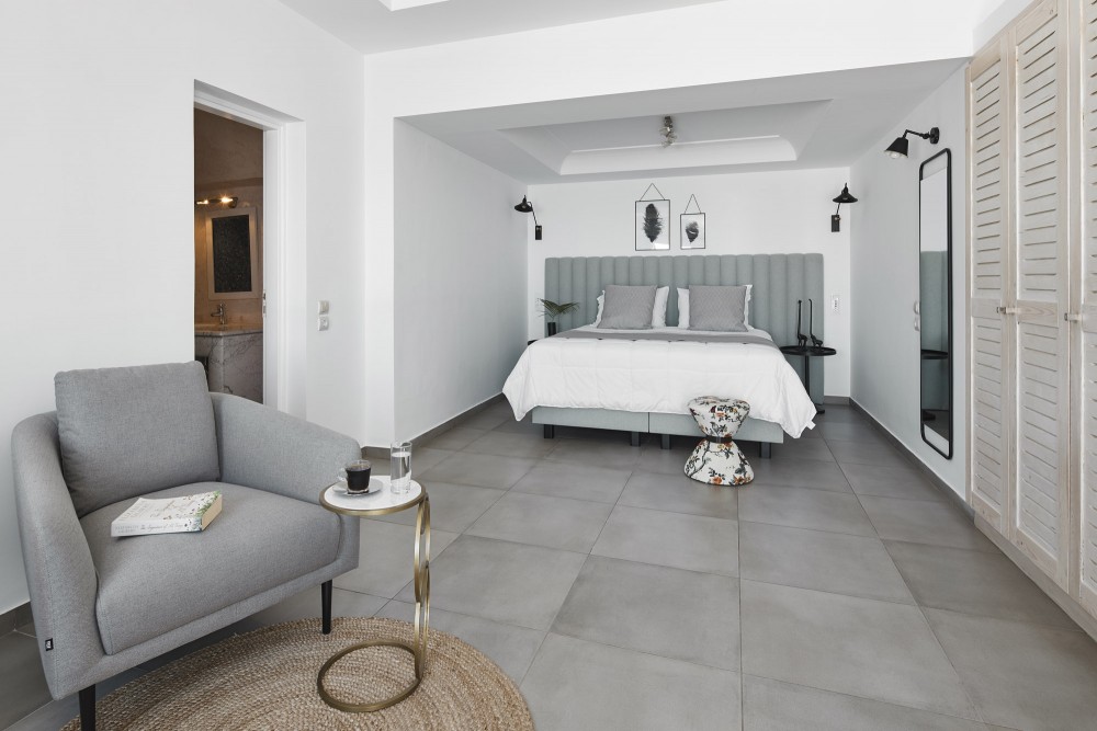 petit suite with outdoor jacuzzi bedroom